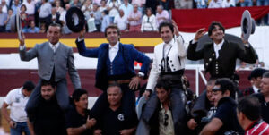 Los tres rejoneadores, a hombros en Zafra. (Foto: Glez. Arjona)