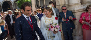 El torero y la diseñadora a la salida de la iglesia. (Foto: Javier Arroyo)