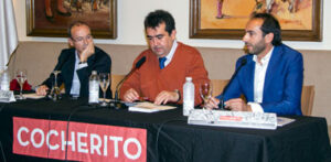 El presidente del club, Enrique Villegas, Íñigo Crespo y David Casas.