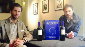 Israel Lancho y David Banegas muestran el vino J. Belmonte.