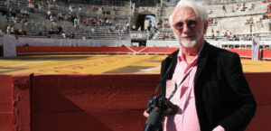 Lucien Clergue, en el callejón del coliseo de Arles (Foto: Daniel Chicot)