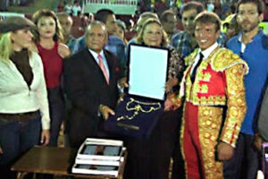 El Cordobés recibiendo el Rosario de Oro 2014 (Foto: Venezuelataurina.com)