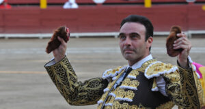 Ponce, con las dos orejas del toro de Puga que le valió el trofeo.
