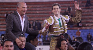 Saldívar, a hombros con Javier Sordo. (Foto: Tadeo Alcina)