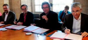 Momento de la firma del contrato. (Foto: Pierre Saliba/Midi Libre)