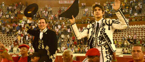 Andrés Chica cortó el doble trofeo del sobrero de regalo y salió a hombros junto al diestro francés (Foto: John Zamora - Revista Zetta.)