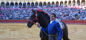 Pablo Hermoso y Chenel, en una triunfal vuelta al ruedo en la Maestranza de Sevilla.