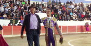 Macías dio la vuelta al ruedo junto al ganadero.