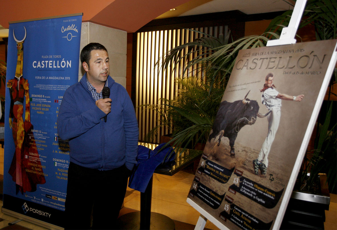 Jesús Domínguez presentando el cartel