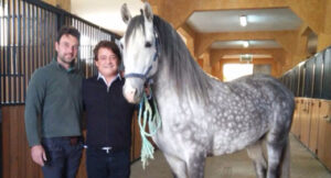 El Soro junto a "Soro", el nuevo caballo de Andy Cartagena.