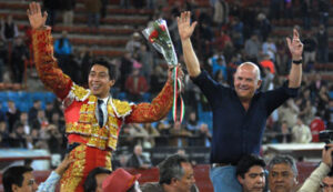 Flores, a hombros junto al ganadero Javier Sordo. (Foto: Tadeo Alcina)