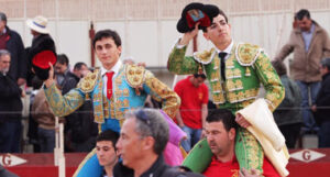 Filiberto y Belando, en volandas. (Foto: Guillermo Lorente)