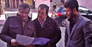 Manolo Carrillo, acompañado por el Presidente de la Peña Cultural Taurina Villenense y el novillero Raúl Bravo. (Foto: ÁGORA HABLA)