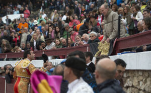 La terna brindó al monarca. En la imagen, Enrique Ponce (Foto: Javier Arroyo)