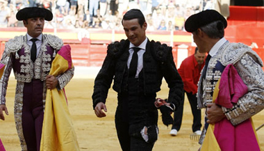 Manzanares, "dolorido y con muchas molestias", se recupera en su domicilio de Alicante