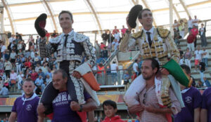 Juan Bautista y Thomas Joubert, a hombros. (Foto: Daniel Chicot)