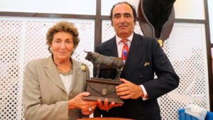 Victoria Ybarra Allende, junto a su hijo Leopoldo recogiendo un trofeo.