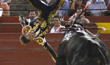 Escribano, espeluznante cogida