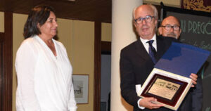 Emilia Vargas, presidenta de la peña taurina de Roquetas, entregó una distinción a Benlloch
