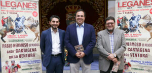 El alcalde de Leganés, Santiago Llorente, junto al concejal de Cultura y Festejos, Luis Martín de la Sierra, y el organizador de la Feria, Jorge Arellano.
