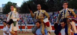 Luque, Fandiño y Curro de la Casa, en volandas en Sacedón.