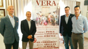 Peralta, junto a Jesús de Almería, el alcalde de Vera y un miembro del Club Taurino local.