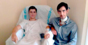 Jiménez Fortes, visitando a Alejandro Mora en el hospital.