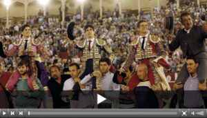 El Juli, López Simón y José Garrido, a hombros junto al mayoral de la ganadería de Daniel Ruiz. (Foto: Arjona)