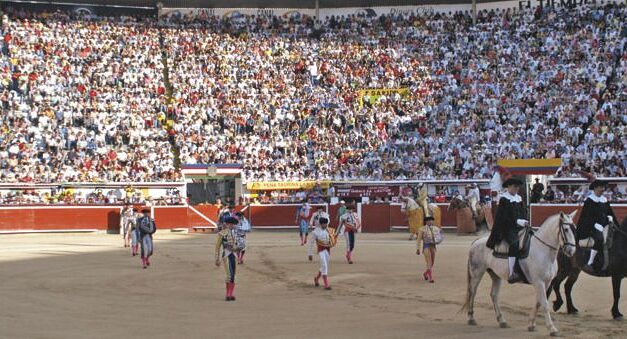 Figuras y jóvenes en Cali