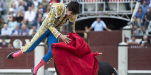 Momento de la cornada a López Simón.