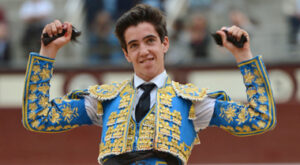 Carlos Ochoa, con las dos orejas del quinto.