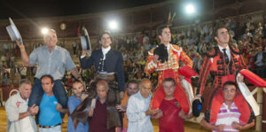 La terna y el mayoral de Alcurrucén, a hombros.