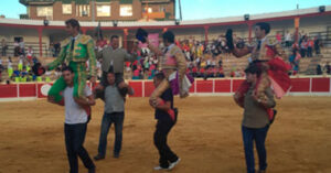 Los toreros, a hombros junto al mayoral de Bañuelos en Calanda.