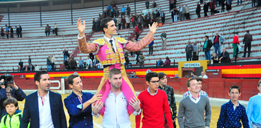 Venegas, tres orejas, pide sitio