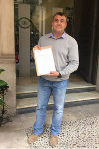 Toni Aguiló , Alcalde de Fornalutx entregando los comunicados pertinentes en el registro de entrada del govern Balear.