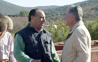 Limeño, embarcando una corrida en Los Romerales. En la imagen, con Ricardo Gallardo, con el que le unía una amistad casi fraternal.