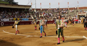Paseíllo en la plaza de toros de Eauze.