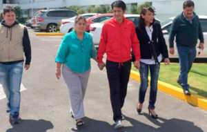 El diestro salió del hospital arropado por su familia.