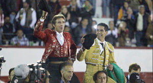 Hermoso, a hombros con Garibay en Texcoco.