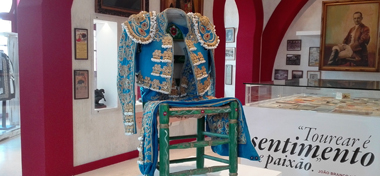 Morante regala un vestido al Museo de Campo Pequeno