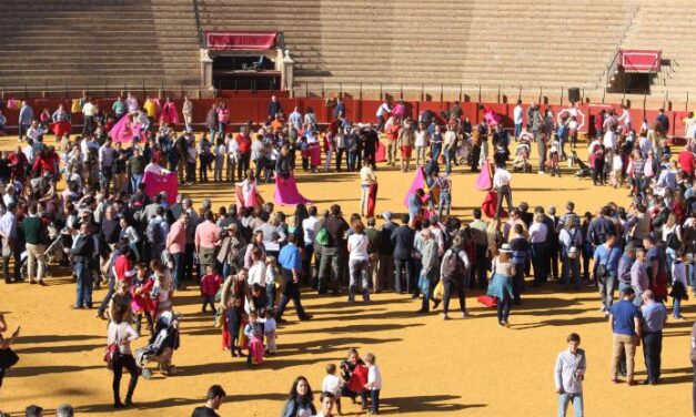 Cerca de 3.000 personas llenan el ruedo de la Maestranza