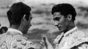 José Luis de la Casa (derecha), recibiendo la alternativa de manos de Luis Segura.