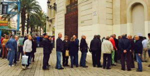 Largas colas para retirar los abonos.