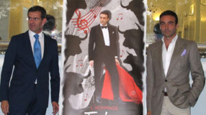 Ponce y Marsella, junto al cartel que conmemora la cita de Ponce en Istres.