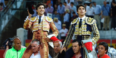 Impacto de Roca Rey en Granada, a hombros con Sebastián Castella