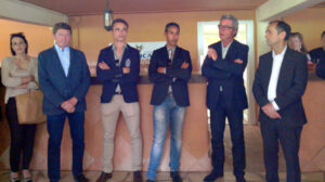 Margé, junto al alcalde de la localidad, Robert Ménard, y los matadores Juan Bautista y Mehdi Savalli durante la presentación de los carteles.