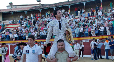 Juan del Álamo se estrena con victorinos por la puerta grande