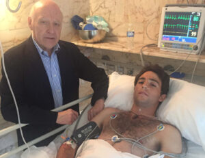 Serna, en la UCI junto al Dr. García Padrós.