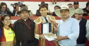Roca Rey, con los trofeos de la feria.