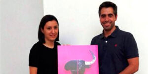 La alcaldesa y el autor del cartel.